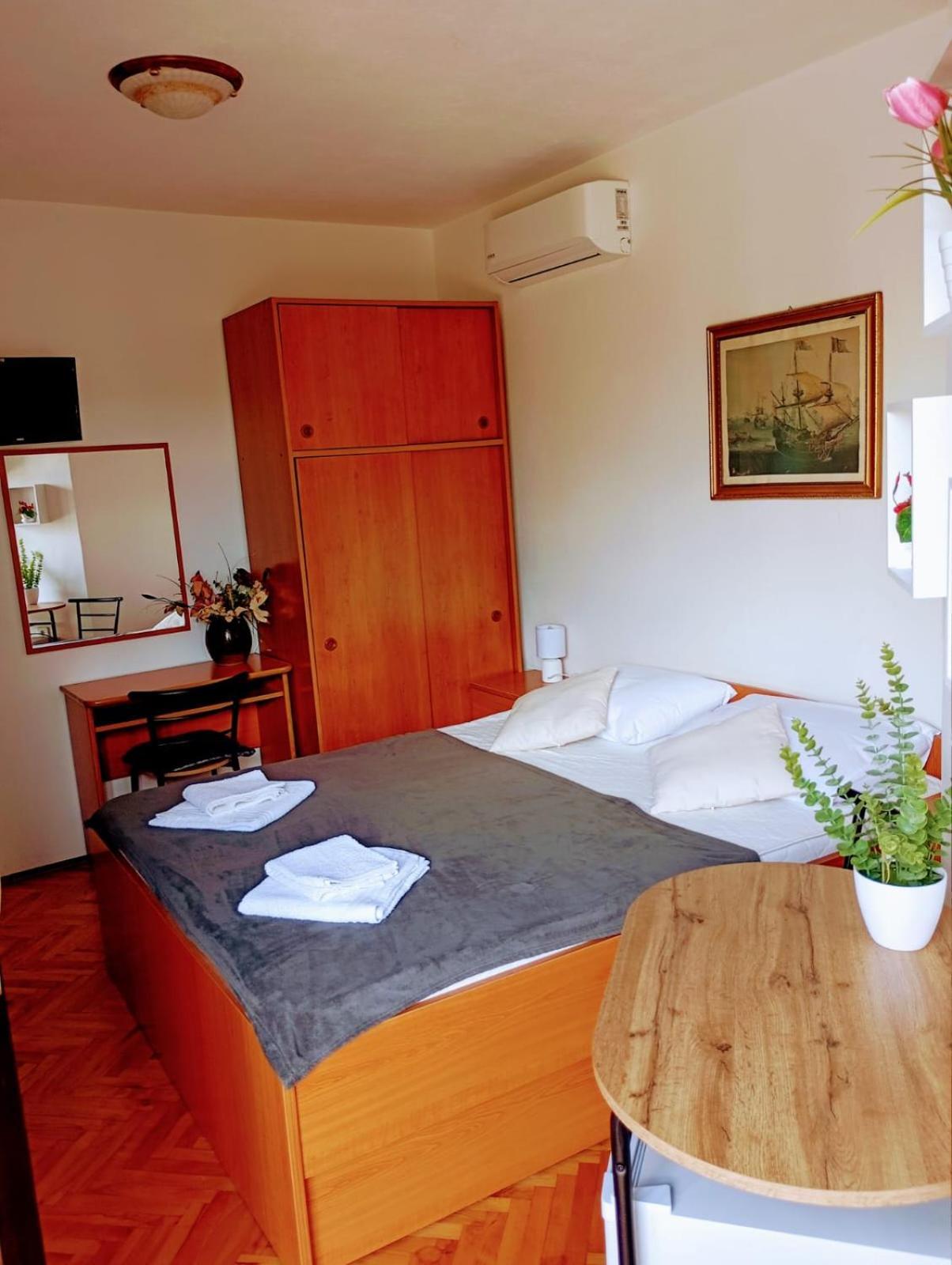 Rooms Helena Krk Town Luaran gambar